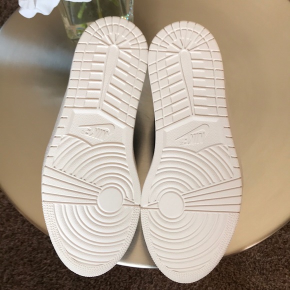 WOMEN’S AIR JORDAN 1 RET LOW - Picture 8 of 10